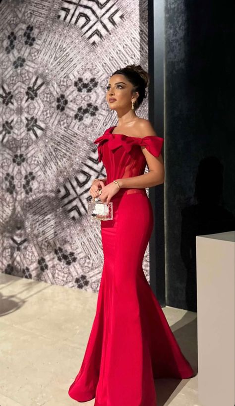 Red Soiree Dresses, Fancy Date Outfit, Red Dress Ideas, Elegant Evening Wedding, Satin Sleeves, Red Party Dress, Red Mermaid, Prom Inspo, Women Dresses Classy