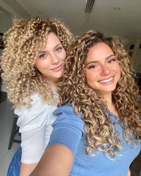 Curly Highlights, Curly Hair Trends, Curly Hair Beauty, Highlights Curly Hair, Blonde Curly Hair, Blonde Curls, Colored Curly Hair, Wavy Curly Hair, Curly Hair Inspiration