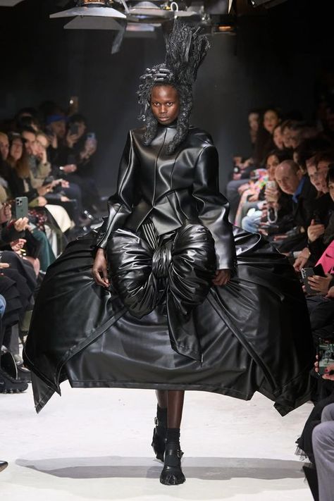 Comme des Garçons Fall 2024 Ready-to-Wear Fall Winter Fashion Trends, Winter Fashion Trends, Pre Fall Fashion, Fall Winter Fashion, Cozy Coats, Rei Kawakubo, Fashion Trends Winter, Fashion Victim, Fall 2024