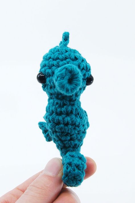 I named this little crocheted seahorse Sal! This crochet pattern is totally free and teaches you how to crochet an amigurumi seahorse. The crochet pattern even includes a free video tutorial! Free Crochet Seahorse Pattern, Sea Horse Crochet Pattern Free, Amigurumi Seahorse, Crochet Seahorse, Club Crochet, Crochet Sea Creatures, Quick Crochet Projects, Cute Miniature, Crochet Fun