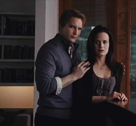 Carlisle And Esme, Twilight Images, Elizabeth Reaser, Carlisle Cullen, Twilight 2008, Talking To The Moon, Twilight Saga Series, Twilight Cast, Peter Facinelli