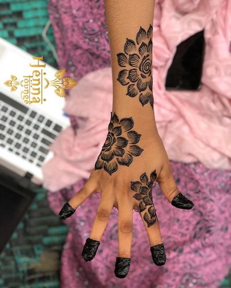 Sudanese Henna Designs Hands, Back Henna Designs, Henna Tattoo Back, Henna Style Tattoos, Red Henna, Abuja Nigeria, Henna Inspired Tattoos, Finger Henna Designs, Foot Henna