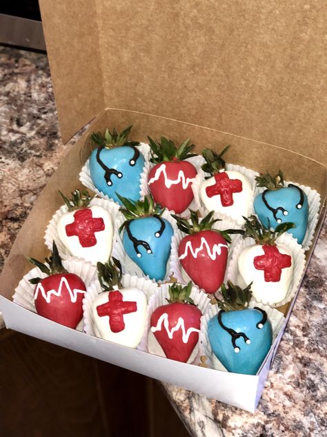 Nursing Chocolate Covered Strawberries, Nurse Chocolate Covered Strawberries, Nurse Strawberries, Dipped Strawberry Ideas, Nursing Graduation Cakes, Education Pictures, Nurse Graduation Party Decorations, Strawberry Ideas, Strawberry Box