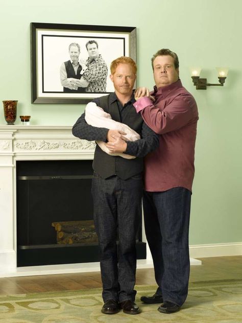 Mitchell (Jesse Tyler Ferguson), Cameron (Eric Stonestreet) and Lily in "Modern Family" (TV Series) Mitchell Modern Family, Cam Modern Family, Sociology Project, Modern Family Season 1, Modern Family Cast, Modern Family Phil, Duo Photos, Eric Stonestreet, Cameron Mitchell