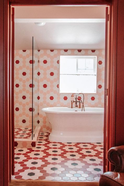 Red Mudroom, All Pink Bathroom, Plaid Backsplash, Funky Tiles, Bathroom Eclectic, 1940s Bathroom, Red Bathrooms, California Cabin, Chalet Modern