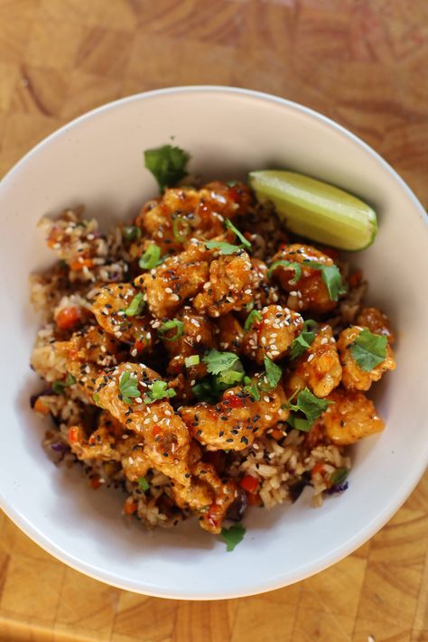 This crispy sweet chili chicken bowl on a bed of veggie-packed rice is absolutely delicious and a great addition for your weekly dinner rotation. The simple rice works as a perfect palate cleanser to the sweet and spicy chicken bites. Spicy Chicken Bites, Julienne Vegetables, Sweet Chilli Chicken, Sweet Chili Chicken, Seasoned Rice Recipes, Sweet And Spicy Chicken, Chicken Bowls, Chicken Rice Bowls, Weekly Dinner