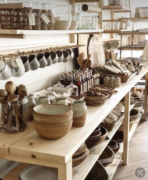 Pottery Booth Display, Simple Home Decor Ideas, Pottery Display, Retail Store Interior Design, Simple Home Decor, Store Design Boutique, Retail Store Interior, Home Simple, Market Displays