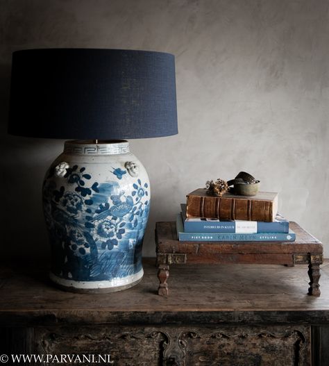 Groot formaat porseleinen tafellamp uit China in gebroken wit met blauwe beschildering in diep blauwe kleur. Mooi floral patroon met bloemen en vogels. Daarop een linnen donkerblauwe kap schuin. Decor Interior Design, A Table, Interior Decorating, Table Lamp, Lighting, Interior Design, House Styles, Furniture, Design