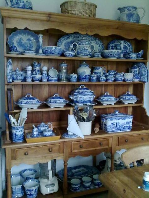 Isnt this gorgeous??? I would love to have all this. Blue Willow Decor, Country Dresser, Decorating With Blue And White Porcelain, Blue And White Dishes, Blue And White Dinnerware, Blue White Kitchens, Blue Willow China, Hutch Decor, Welsh Dresser