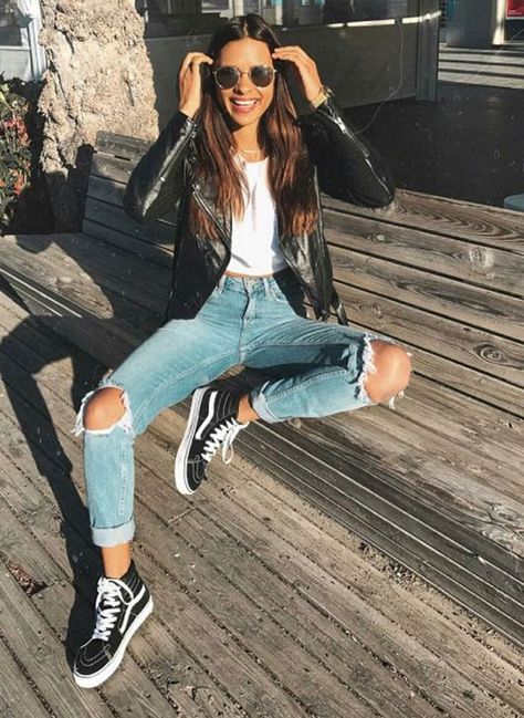 Jeans destroyed, camiseta e jaqueta de couro fica ainda mais legal com um vans sk8high Leather Jacket Outfits, Outfit Jeans, Outfit Trends, Trik Fotografi, Mode Inspo, Trend Fashion, Black Sneakers, Outfits Casuales, Ripped Jeans