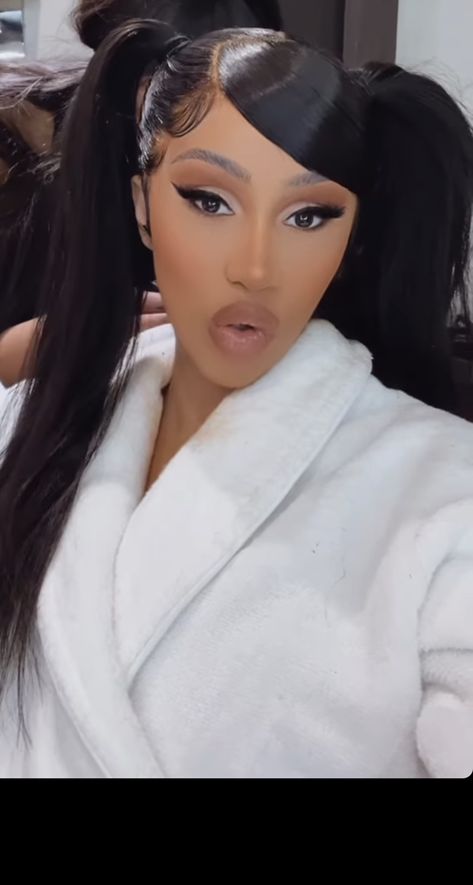 Cardi B Ponytail, Melania Hair, Cardi B Makeup, Cardi Hairstyles, Cardi B Without Makeup, Cardi B Hairstyles, Flawless Face Makeup, 90’s Hairstyles, Black Wigs