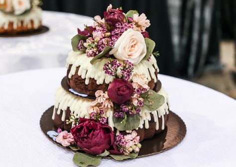 Wedding Bundt Cake Ideas, Bundt Cake Wedding Display, Wedding Bundt Cake, Bundt Wedding Cake, Nothing Bundt Cakes Wedding, Sundowner Wedding, Berry Bundt Cake, Bundt Cake Decorations, Presley Wedding