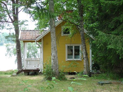 another swedish cabin Swedish Cabin, Holiday Cabin, Swedish Homes, Swedish Houses, Scandinavian Houses, Swedish Cottage, Summer Cabin, Yellow Cottage, Little Cottages