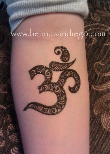 Henna OM Om Mehndi Designs, Men’s Henna, Manly Henna, Sanskrit Tattoos, Om Tattoo Design, Heena Design, Skin Paint, Henna Ideas, Om Tattoo