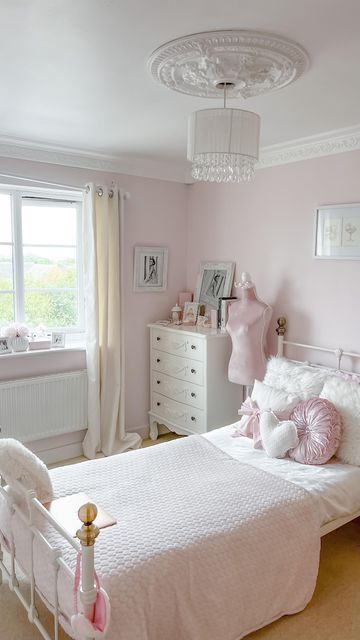 Aesthetic Room Minimal, Rooms With Pink Walls, Light Pink Room, Pale Pink Room, Pink Aesthetic Fashion, Light Pink Rooms, Light Pink Bedrooms, Bedroom Ideas For Small Rooms Cozy, Fashion Coquette