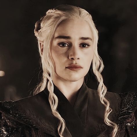 Daenerys Pfp, Walking Through Fire, Dany Targaryen, Daenerys Targaryen Aesthetic, Daenerys Targaryen Icons, Witchy Hair, Dreamy Hair, Stone Dragon, Cruel King