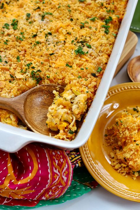 Yellow Squash Casserole with Shredded Chicken - Slice of Jess Yellow Squash And Chicken Recipes, Squash Chicken Casserole, Casserole With Shredded Chicken, Casserole For Two, Healthy Dinner Salads, Yellow Squash Casserole, Chicken Dance, Green Chilis, Dill Pickle Chips