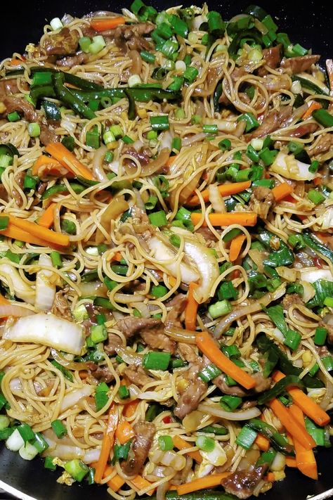 Easy 30 minutes Chinese Beef Chow Mein recipe. This is another one of our all-time favorite Chinese beef dishes! Well,🤔 along with shrimp chow mein and chicken chow mein. All right!!!🤯 We love noodles in general. 🤫😁Honestly, we could eat this every day! 😋 While Chinese Beef Chow Mein is an easy dish made with obviously very few humble ingredients, there is just something really special and unique about the way the flavors harmonized, so simple yet so flavorful. Chinese Beef Dishes, Beef Chow Mein Recipe, Shrimp Chow Mein, Beef Chow Mein, Delicious Food Image, Chinese Beef, Vegetable Lo Mein, Ground Beef And Cabbage, Chow Mein Recipe