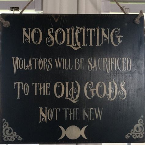 Witchcraft Room Ideas, Witchy Porch Decor, Witch Kitchen Decor, Pagan Home Decor, Witch House Decor, Witchy Boho Decor, Witchy House Aesthetic, Goth Boho Decor, Witchy House Decor