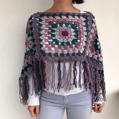 Crochet Colourful Poncho. It Is Made Of Four Big Granny Squares, Hand 15A Crochet Poncho Patterns Easy, Granny Square Poncho, Crochet Wraps, Moda Hippie, Poncho Crochet, شال كروشيه, Crochet Poncho Patterns, Stil Boho, Poncho Pattern