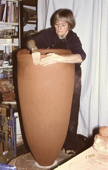 Pottery Contemporary, Ann Richards, Large Vessel, Big Pots, Coil Pottery, Coil Pots, Art Studio Design, Pottery Form, Pottery Painting Designs