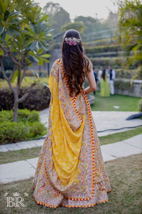 Breathtaking Wedding With Awe-Inspiring Bridal Outfits Ghagra Hairstyles, Hairstyles For Mehndi Bride, Hairstyle For Mehndi Bride, Hairstyles On Mehndi Function, Choti Hairstyle With Gajra, Mehndi Hairstyles For Bride With Dupatta, Lehenga Poses, Hairstyle For Brides, Engagement Hairstyle