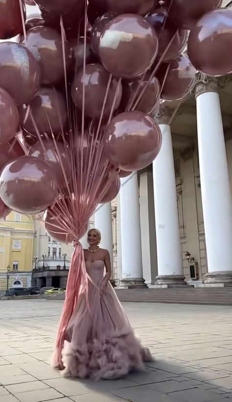 Grand Birthday Decorations Outdoor, Big Balloon Photoshoot, Ballon Aesthetic, Balloon Photoshoot Ideas, Photoshoot Tips, Balloons Decor, Balloons Photography, 46th Birthday, Big Wedding Cakes