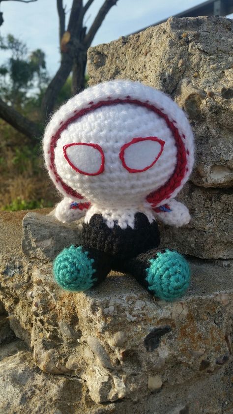 Spider Gwen amigurumi Spider Gwen Crochet Pattern, Spider Gwen Crochet Beanie, Spider Gwen Bracelet, Crochet Black Widow Spider, Crochet Venom Amigurumi, Miles Morales Crochet Plushie, Vintage Updo, Chain Braid, Middle Part Hairstyles