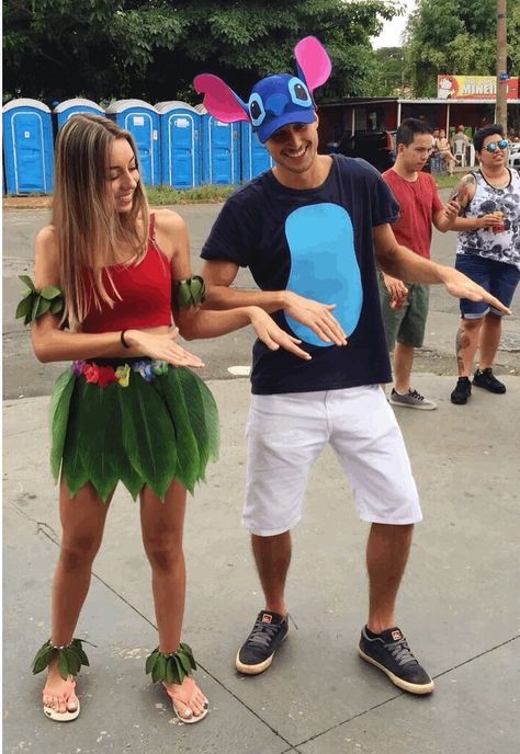 + 36 Fantasias de Casal que você pode se Inspirar para o Carnaval - Mariée: Inspiração para Noivas e Casamentos Couple Fantasy Party, Lilo Costume, Lilo And Stitch Costume, Costumes Carnaval, Stitch Costume, Carnaval Outfit, Cute Couples Costumes, Unique Couple Halloween Costumes, Carnaval Costume