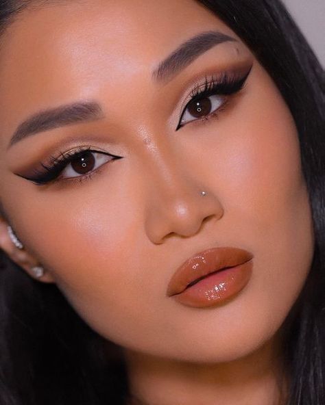 Too Faced Cosmetics on Instagram: "GORG 😍💖✨ @asianqueen1 wears our Born This Way Sunset Stripped Palette and Lip Injection Maximum Plump for this stunning look! #regram #toofaced #tfcrueltyfree" Types Of Mascara, Makeup Counter, Tubing Mascara, Curl Lashes, Fiber Mascara, Sunset Strip, Lengthening Mascara, Lip Injections, Celebrity Makeup Artist