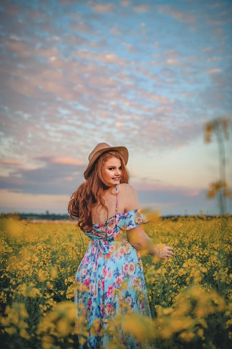 Outdoor Modest Plus Size Fashion, Solo Poses, Short Plus Size Fashion, Field Pictures, Plus Size Photography, Field Dress, Plus Size Posing, Sunflower Field, Pic Pose