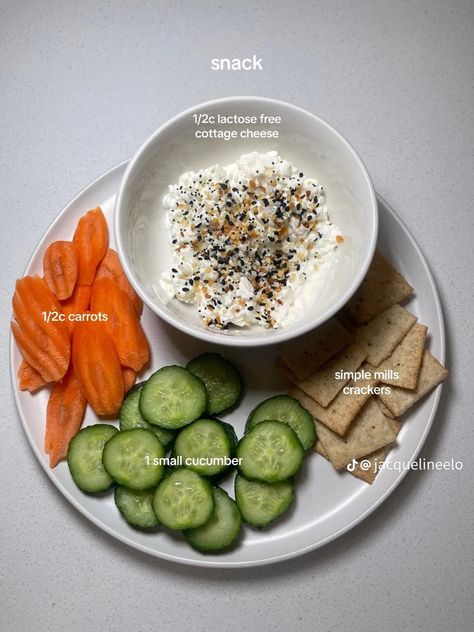 Cottage Cheese Toppings Healthy Snacks, Healthy Snack With Cottage Cheese, Cottage Cheese Plate, Cottage Cheese With Vegetables, Cottage Cheese Ideas, Cottage Cheese Cucumber Toast, High Protein Snack Plate Lunch, Lactose Free Cottage Cheese, Cottage Cheese Snack