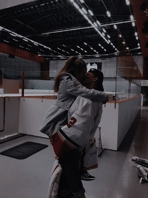 Hannah The Deal, Hockey Players Girlfriend, Hannah Aesthetic, Girlfriend Aesthetic, Hockey Girlfriend, Sports Romance, Couple Goals Teenagers, Romance Series, Sports Photography