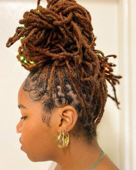 Here's your guide to starting & styling. #uniquelocstylesshort #locs #microlocs #locsisters #locstyles Inspo:Unknown Traditional Locs With Curly Ends, Sparkle Locs, Long Curly Locs, Brown Locs Black Women, Coloring Locs, Medium Size Locs Black Women, Honey Brown Locs, Two Tone Locs, Loc Tips