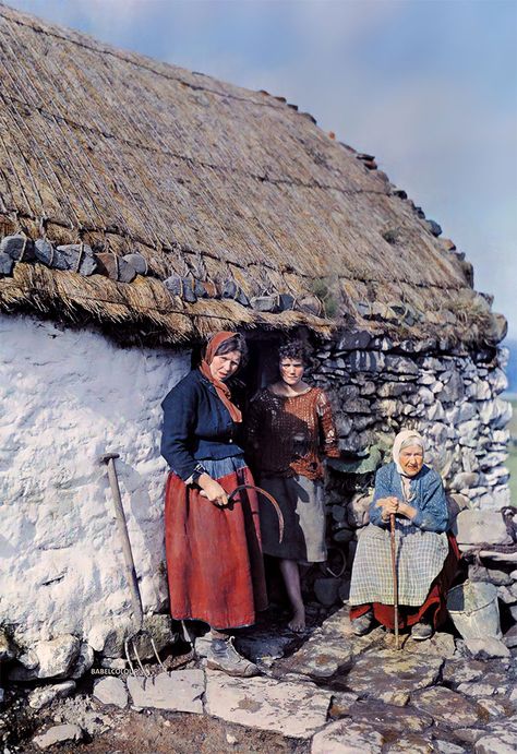 Three Generations Of Women Outside Their Stone Cottage In Ireland 1927 Irish Wake, Irish Cottages, Connemara Ireland, 가족 일러스트, Old Ireland, Ireland Cottage, Irish Folk, National Geographic Photographers, Ireland History