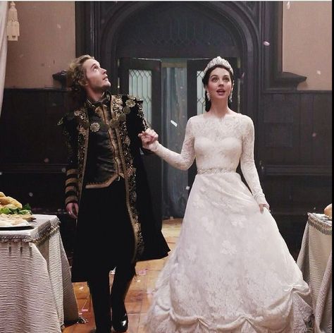 Reign Wedding Dress, Reign Wedding, Reign Outfits, Reign Hairstyles, Reign Mary And Francis, Reign Tv Show, Marie Stuart, Reign Mary, Reign Fashion