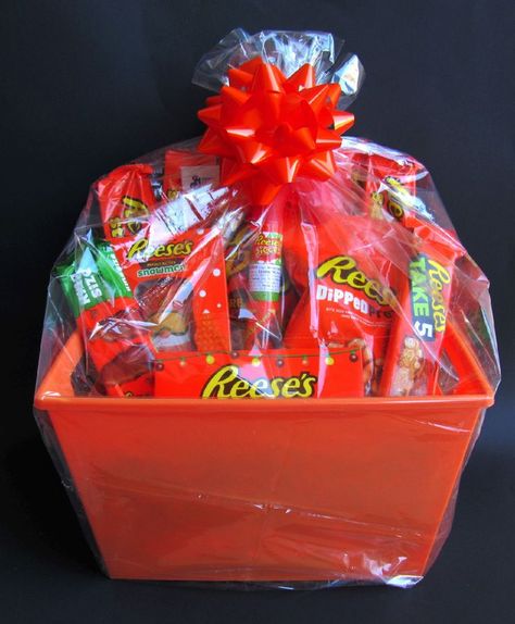 EventOTB.com || Reese's Basket Gift  Put together a Reese's themed gift basket for the peanut butter and chocolate lover in your life. It super easy and makes a big impact. #reeses #giftbasket #giftideas #DIY Hommade Gifts, Sister Ideas, Candy Gift Baskets, Diy Gifts For Girlfriend, Raffle Basket, Boyfriend Gift Basket, Secret Sister, Diy Gifts For Dad, Chocolate Gifts Basket