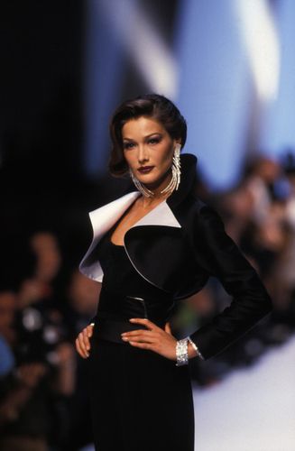 Claude Montana, 90s Supermodels, Carla Bruni, Runway Show, Fashion Books, Style Icon, Montana, Unique Style, A Woman