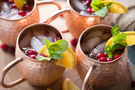 Cranberry+Orange+Moscow+Mule+Recipe Easy Moscow Mule Recipe, Moscow Mule Drink Recipes, Ginger Mule, Moscow Mule Drink, Mule Drink, Moscow Mule Recipe, Mule Recipe, Delicious Drink Recipes, Copper Mugs