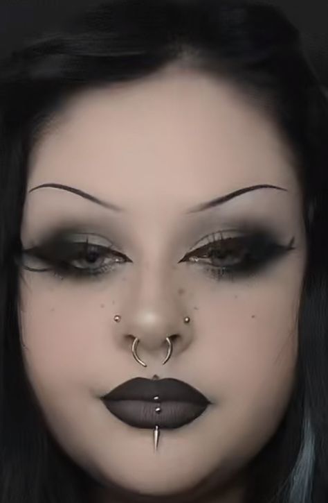 Low Key Goth Makeup, Smokey Goth Makeup, Hooded Eye Makeup Goth, Egirl Goth Make Up, Gothic Makeup Hooded Eyes, Goth Prom Makeup Looks, Plus Size Goth Makeup, Sultry Goth Makeup, Fancy Goth Makeup