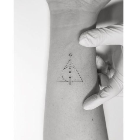 Dainty Deathly Hallows Minimalist Harry Potter, Hallows Tattoo, Kunst Tattoos, Illustration Tattoo, Harry Potter Tattoos, Small Girl Tattoos, Small Tattoos Simple, Diy Tattoo, Book Tattoo