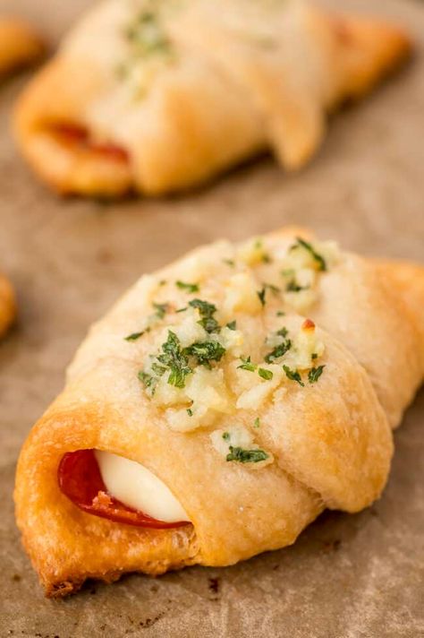 Peporoni Rolls Homemade, Pizza Croissant Rolls, Peporoni Rolls, Pizza Crescent Roll Recipes, Easy Kids Treats, Pepperoni Crescent Rolls, Pizza Rolls Recipe, Pepperoni And Mozzarella, Homemade Pizza Rolls