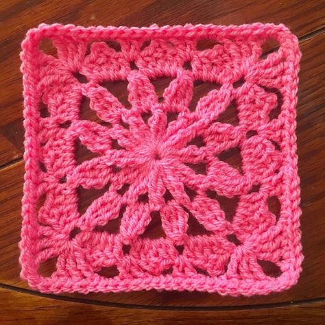 [Free Pattern] This Little Flower Square Is Insanely Beautiful… Lacey Granny Square, Crochet Squares Pattern Free Easy, Solid Granny Square Pattern Free, Motif Ideas, Motifs Granny Square, Crochet Placemat, Afghan Squares, Flower Granny Square, Art Crochet