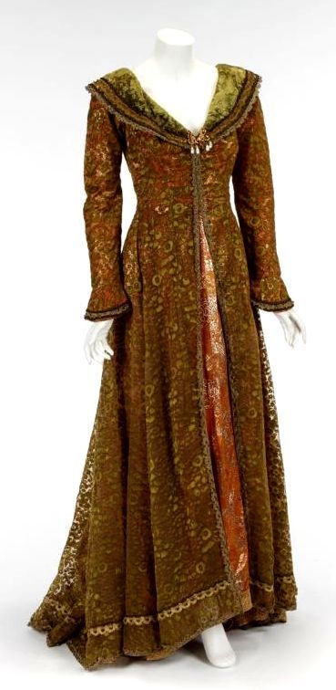 This would be a beautiful winter coat for fest! Medieval Outfits, Robert Goulet, Otherworldly Beauty, Medieval Clothes, Medieval Style, Fantasy Dresses, Medieval Costume, Medieval Dress, Medieval Clothing