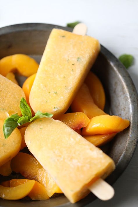 Move over kiddos, these popsicles are for adults only! Lots of peaches, fresh basil and tequila make these margarita popsicles the perfect adult frozen treat! lemonsforlulu.com Margarita Popsicles, Fruity Popsicles, Glace Fruit, Vegan Bbq Recipes, Boozy Popsicles, Peach Margarita, Vegan Peach, Great Vegan Recipes, Ice Lolly