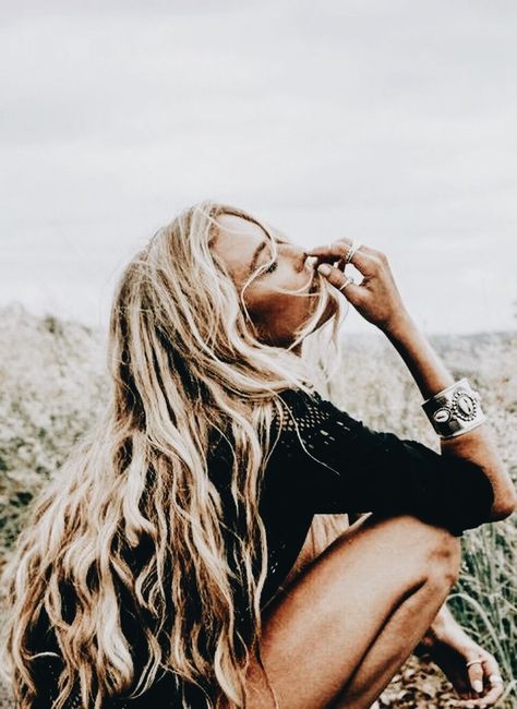 Pinterest ~ Emilia May ☼☾ Blonde Hair Women, Viral Haircut, Bob Pixie Haircut, Surfer Girl Outfits, Short Bob Pixie, Bob Pixie, Boho Woman, Simple Hairstyles, Try On Hairstyles