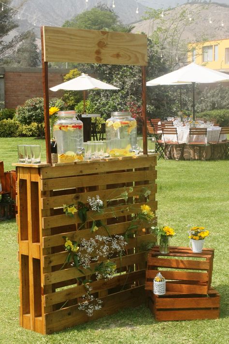 Estación de aguas frescas 25th Wedding Anniversary Party, Backyard Graduation Party, Restaurant Plan, Pallet Bar Diy, Drink Stand, Western Birthday Party, 50th Birthday Decorations, Western Birthday, Hawaii Party