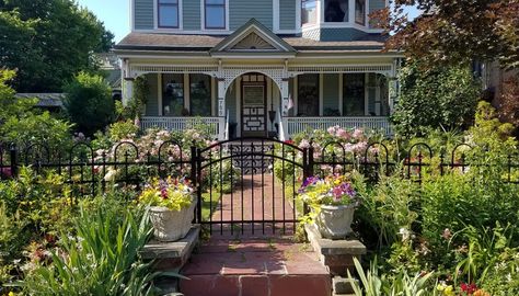 buffalo-front-garden-curb-appeal-facade-victorian-iron-fence-twin-planters-marie-viljoen-gardenista Front Yard Fence Ideas Curb Appeal, Cottage Front Yard, Garden Victorian, Fence Flowers, Iron Fences, Wrought Iron Fence, Front Yards Curb Appeal, Wrought Iron Furniture, Wrought Iron Decor