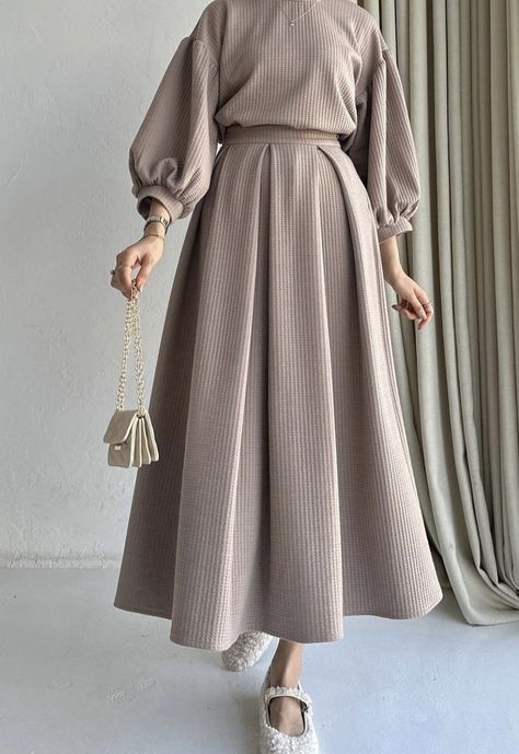 Muslim Fashion Dress Winter, Long Dress Aesthetic Vintage, Winter Hijab Outfits Dresses, Hijab Winter Dress, Modest Muslim Fashion, Winter Hijab Outfits, Modest Outfits Muslim, Simple Long Dress, Dress For Winter