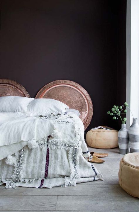 33 Chic and stylish bedrooms dressed in black and white Moroccan Bedrooms, Modern Moroccan Decor, Moroccan Inspired Bedroom, Headboard Alternative, Black White Bedrooms, Modern Moroccan Style, Moroccan Wedding Blanket, Moroccan Bedroom, Moroccan Interiors